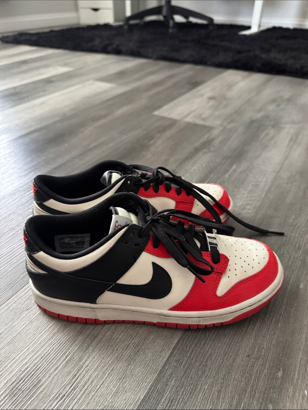 Nike Low-Top Sneakers in White, Black & Red